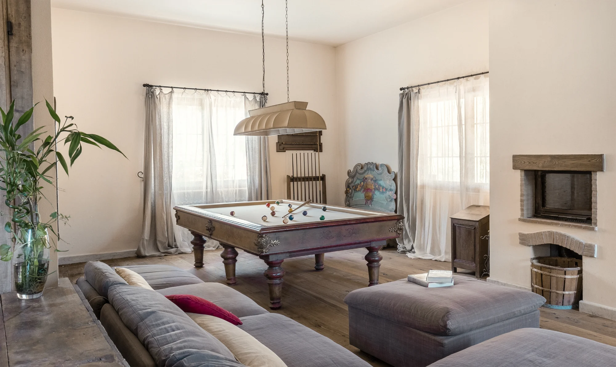 Interno di una country house fotografato in luce naturale